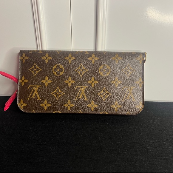 LV Wallet Pre-Owned Excellent Condition - Picture 2 of 8